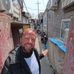 Brasileiro mostra como é morar em favela chinesa pagando R$ 30 de aluguel: 'Minha viagem nunca acabou'