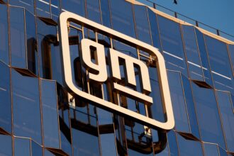 GM aumenta previsão de lucro e espera reembolso de tarifas nos EUA