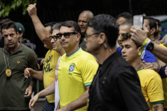 Crescimento de Zema fragiliza Flávio Bolsonaro - 27/04/2026 - Encaminhado com Frequência