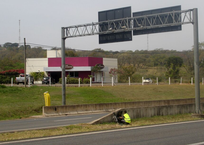 Entenda projeto de lei que proíbe radar de trânsito escondido, aprovado por comissão da Câmara