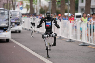Robôs derrotam humanos em meia-maratona de Pequim - 19/04/2026 - Esporte