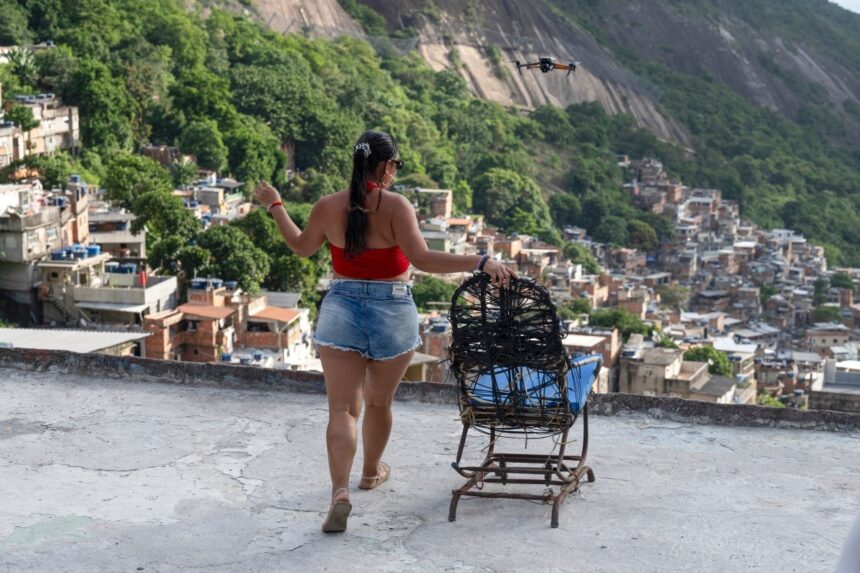 Vídeos de turistas em lajes da Rocinha viralizam e geram debate sobre 'romantização da pobreza'