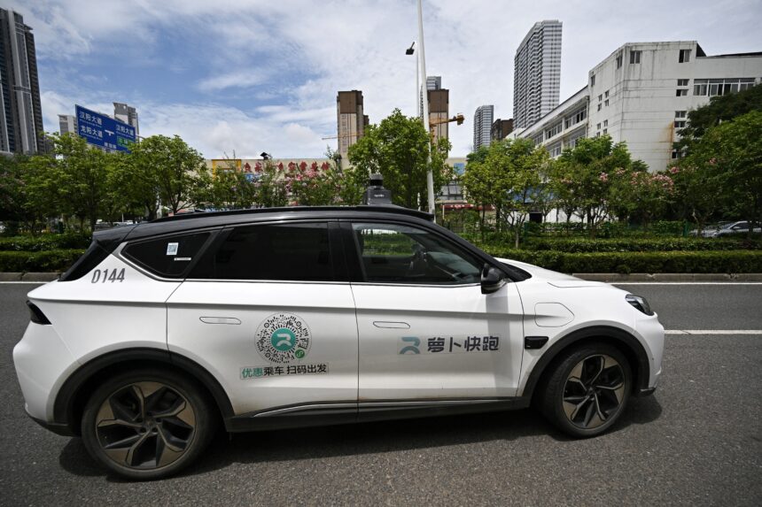 Robotáxis sofrem pane, param no meio da rua e obrigam motoristas a desviar em cidade na China