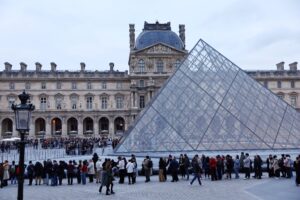 Greve de funcionários fecha o Louvre pela 3ª vez em menos de dois meses