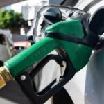 Arquivo - Carro é abastecido em posto de combustíveis