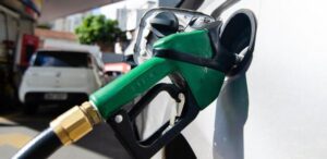 Arquivo - Carro é abastecido em posto de combustíveis
