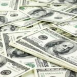 Após atingir R$ 5, dólar volta a R$ 4,98 com venda de dólares; Bolsa sobe
