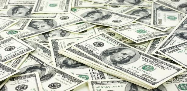 Após atingir R$ 5, dólar volta a R$ 4,98 com venda de dólares; Bolsa sobe