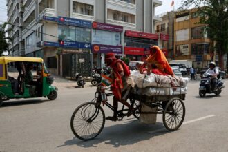 Índia manda população trabalhar de casa e reduzir consumo de combustível devido à alta do petróleo