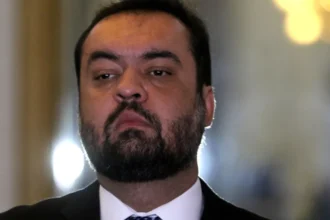 Castro se defende após ser alvo de operação da PF: "há algo muito estranho"
