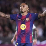 Raphinha brilha, e Barcelona vence Betis na despedida de Lewandowski