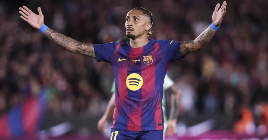 Raphinha brilha, e Barcelona vence Betis na despedida de Lewandowski