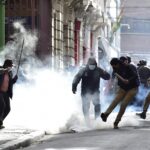 Policiais e manifestantes se enfrentam em La Paz após semanas de protestos contra presidente Rodrigo Paz na Bolívia