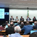 Analista aponta semelhanças entre tramitação da PEC do 6x1 e isenção do IR
