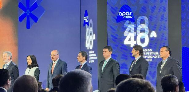 O vice-presidente, Geraldo Alckmin, e o governador de SP, Tarcísio de Freitas, ao lado de empresários, durante evento do setor de supermercados na capital paulista