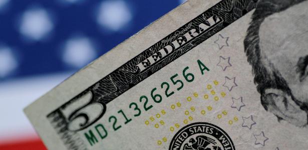 Dólar volta a ser negociado a R$ 5 após queda de 1,4% ontem