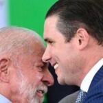 14.abr.2026 - O presidente Lula com o presidente da Câmara, Hugo Motta (Republicanos-PB), durante posse do ministro José Guimarães no Palácio do Planalto