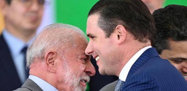 14.abr.2026 - O presidente Lula com o presidente da Câmara, Hugo Motta (Republicanos-PB), durante posse do ministro José Guimarães no Palácio do Planalto