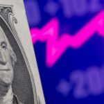 Agentes financeiros que atuam no mercado de câmbio monitoram alta do petróleo hoje e comportamento do fluxo de recursos para Bolsa brasileira