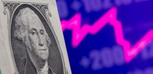 Agentes financeiros que atuam no mercado de câmbio monitoram alta do petróleo hoje e comportamento do fluxo de recursos para Bolsa brasileira
