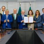 Lula exibe MP após assinatura da medida que zera alíquota sobre a taxa das blusinhas