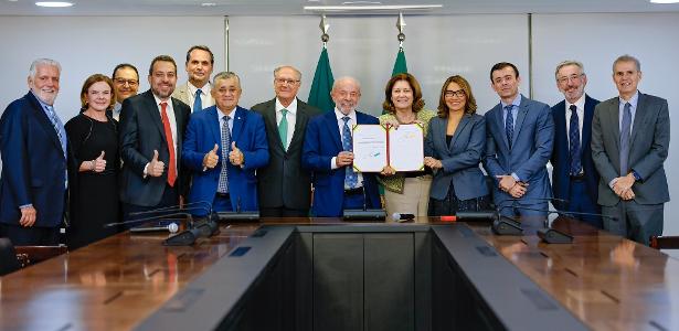 Lula exibe MP após assinatura da medida que zera alíquota sobre a taxa das blusinhas