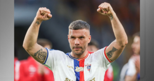 Podolski se despede dos gramados antes de assumir comando de clube polonês