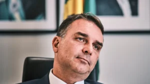 Datafolha: 88% dos eleitores de Flávio defendem que ele siga na disputa mesmo após 'Dark Horse'