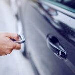 O carro comprado entra na ficha "Bens e Direitos"