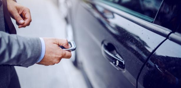 O carro comprado entra na ficha "Bens e Direitos"