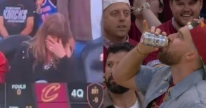 Taylor Swift se diverte com "virada de cerveja" de Travis Kelce na NBA