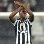 Técnico do Panamá discute em coletiva por ausência de atacante do Botafogo