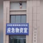Vídeo: Menino de 3 anos fica preso a 10 metros de altura em prédio na China