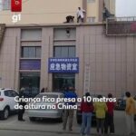 VÍDEO: Menino de 3 anos fica preso do lado de fora de prédio a 10 metros de altura na China
