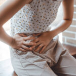 Cólicas menstruais: 4 em 10 meninas faltam aulas - 27/05/2026 - Equilíbrio e Saúde