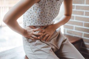 Cólicas menstruais: 4 em 10 meninas faltam aulas - 27/05/2026 - Equilíbrio e Saúde