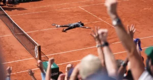 Adolescente cita inspiração em Alcaraz após vitória épica em Roland Garros