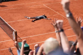 Adolescente cita inspiração em Alcaraz após vitória épica em Roland Garros