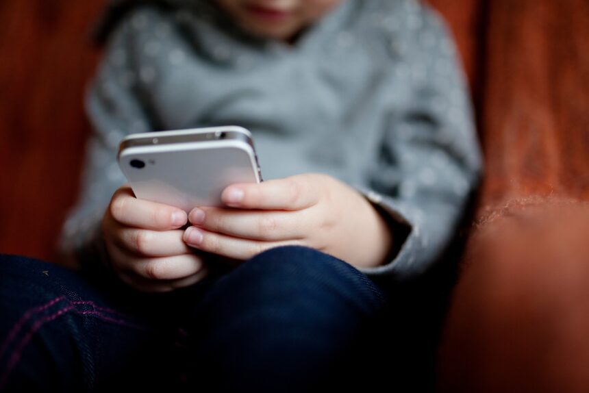 ONU alerta que proteção das crianças online é uma 'prioridade urgente'