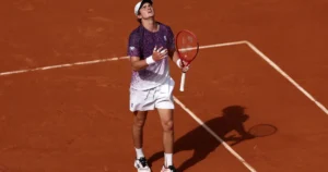 João Fonseca repete feito raro e vira sobre Djokovic após perder 2 sets
