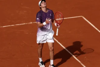 João Fonseca repete feito raro e vira sobre Djokovic após perder 2 sets
