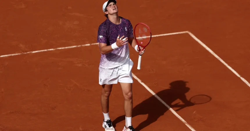 João Fonseca repete feito raro e vira sobre Djokovic após perder 2 sets