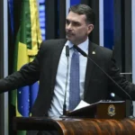Flávio diz que Lula "foi lamber a bota" de Trump em encontro nos EUA