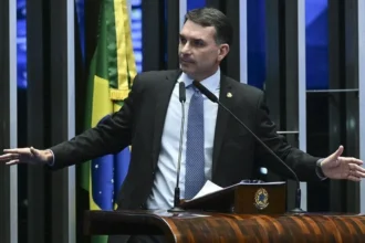 Flávio diz que Lula "foi lamber a bota" de Trump em encontro nos EUA