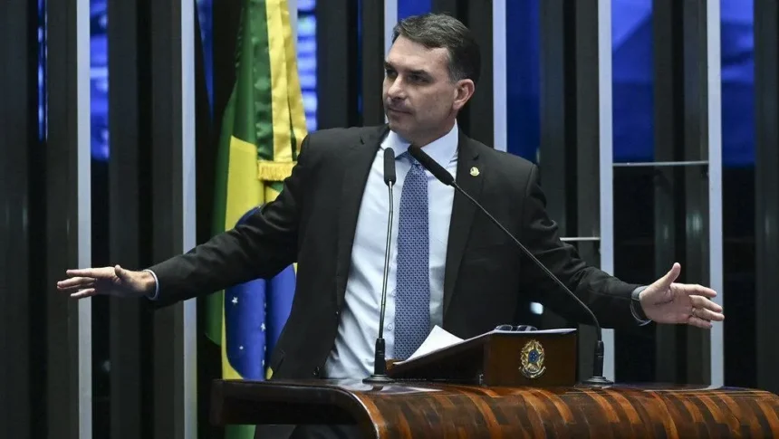 Flávio diz que Lula "foi lamber a bota" de Trump em encontro nos EUA