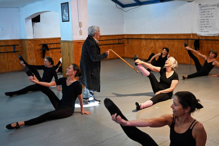 Bailarina de 100 anos ensina dança no Chile; veja - 30/05/2026 - Equilíbrio