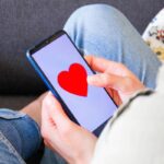 Os sinais de que você está com burnout de apps de namoro - 31/05/2026 - Equilíbrio