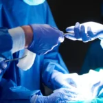 Proibido no Brasil, uso de PMMA por médicos deve gerar detenção de 2 anos