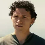 Tom Holland relembra vício em álcool: "Ficava sozinho no quarto do hotel"