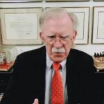 Ex-assessor de Trump deve fazer acordo e se declarar culpado em caso de documentos, diz imprensa americana